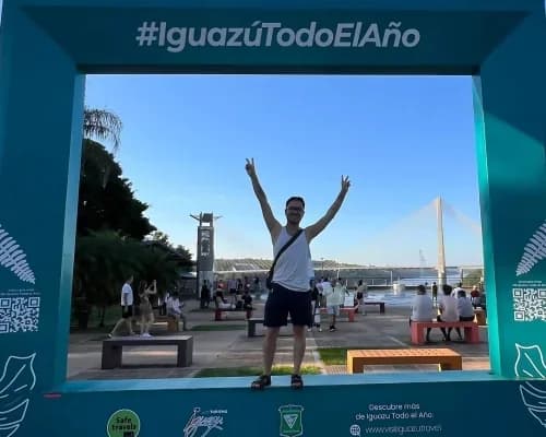 Casal abraçado ao pôr do sol no By Night Argentina em Puerto Iguazú