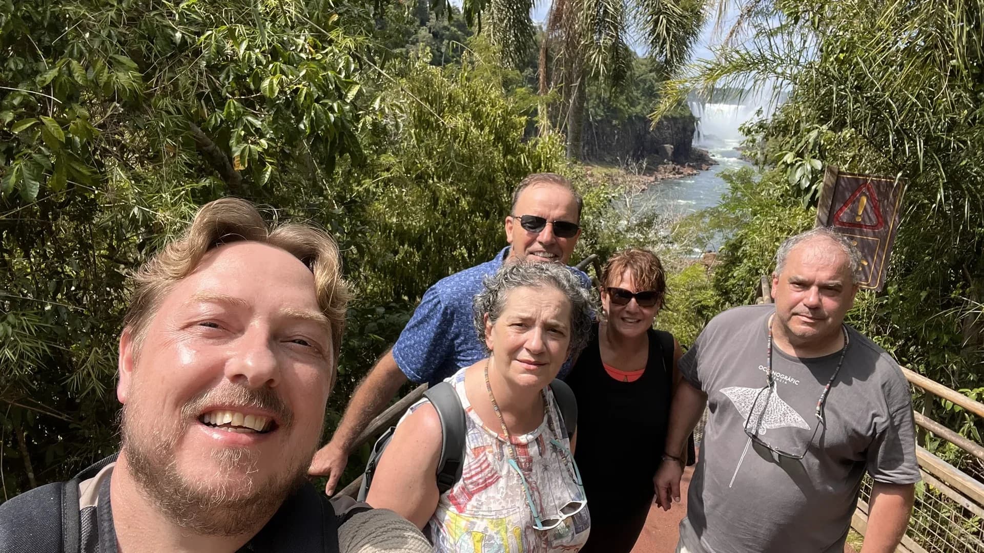 Vista panorâmica das Cataratas Argentinas com grupo de clientes