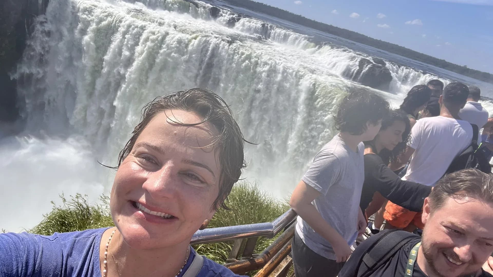 Cliente molhada pela Garganta do Diabo nas Cataratas Argentinas