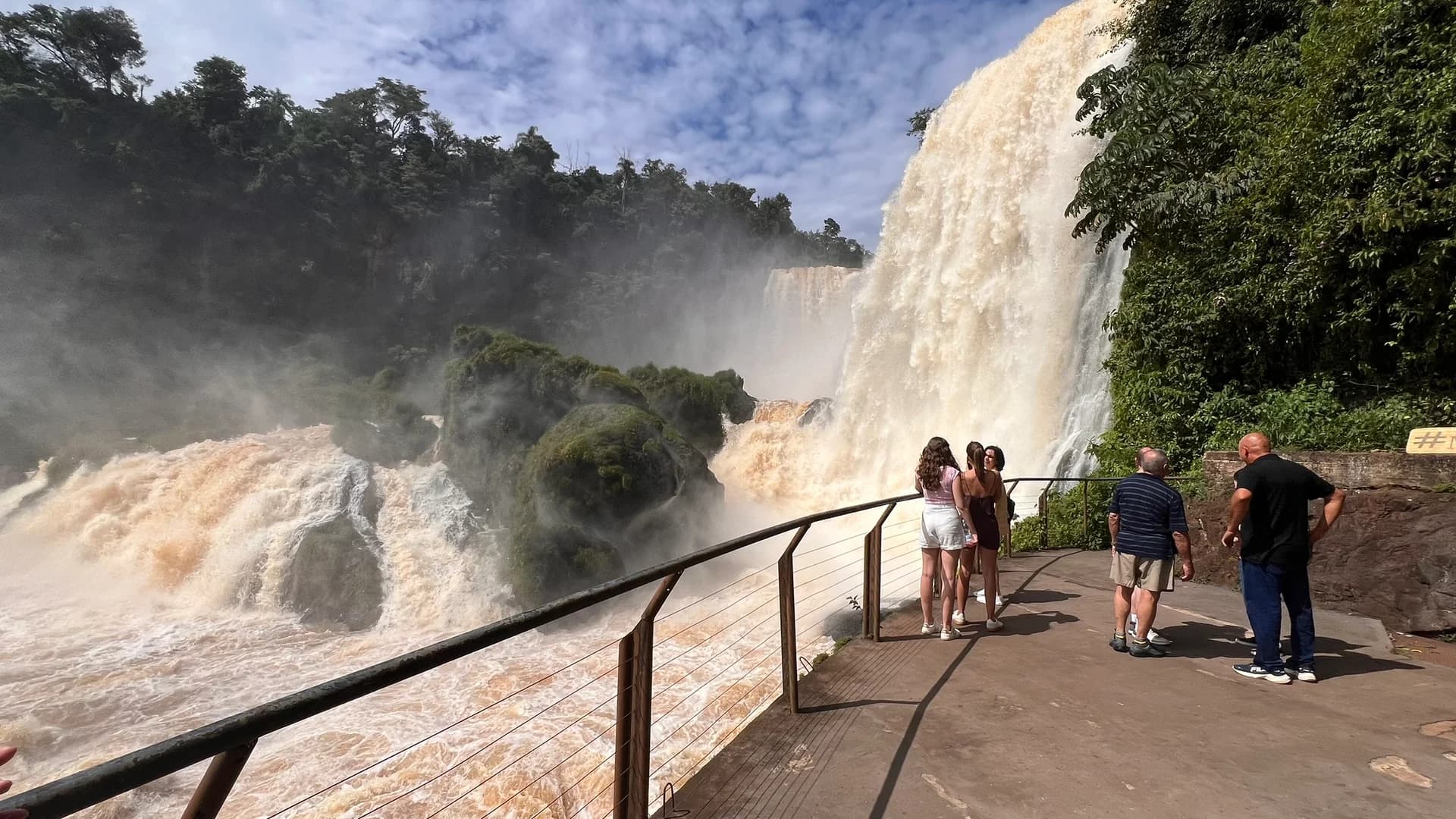 Grupo de clientes na passarela dos Saltos do Monday no Paraguai