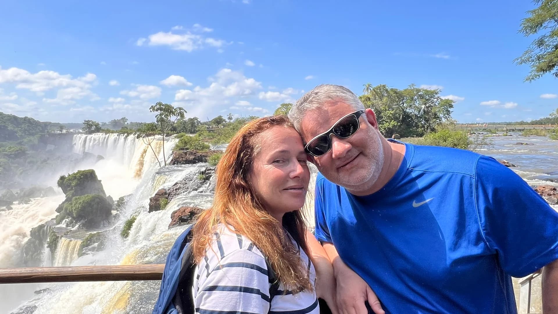 Casal fazendo selfie nas Cataratas do Iguaçu no lado argentino