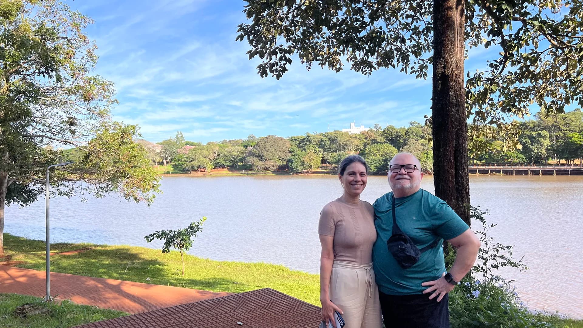 Casal sorrindo à beira do Lago de La República em Ciudad del Este no City Tour Paraguai