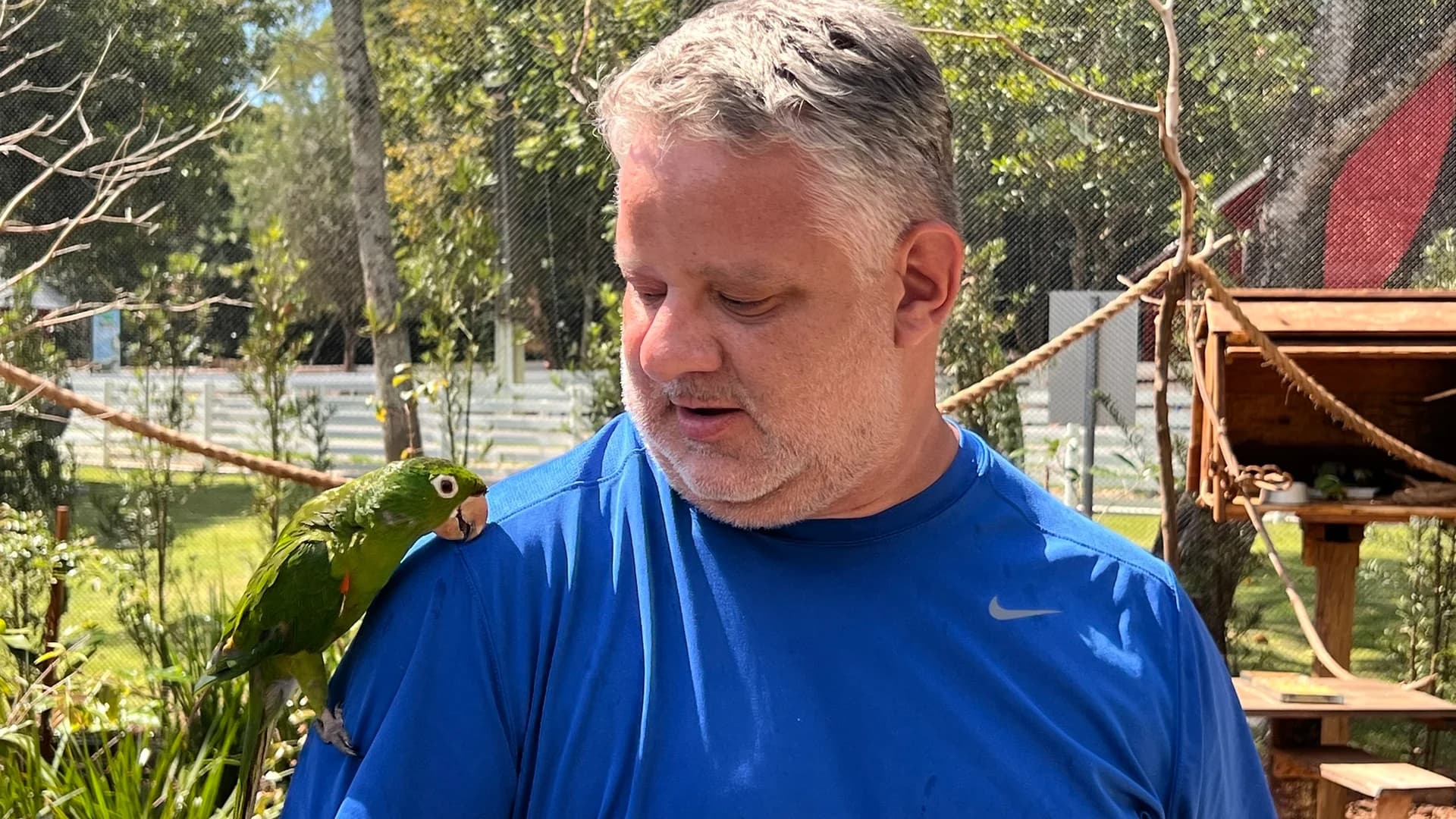 Cliente com papagaio no ombro no Zoo Park Foz em Foz do Iguaçu
