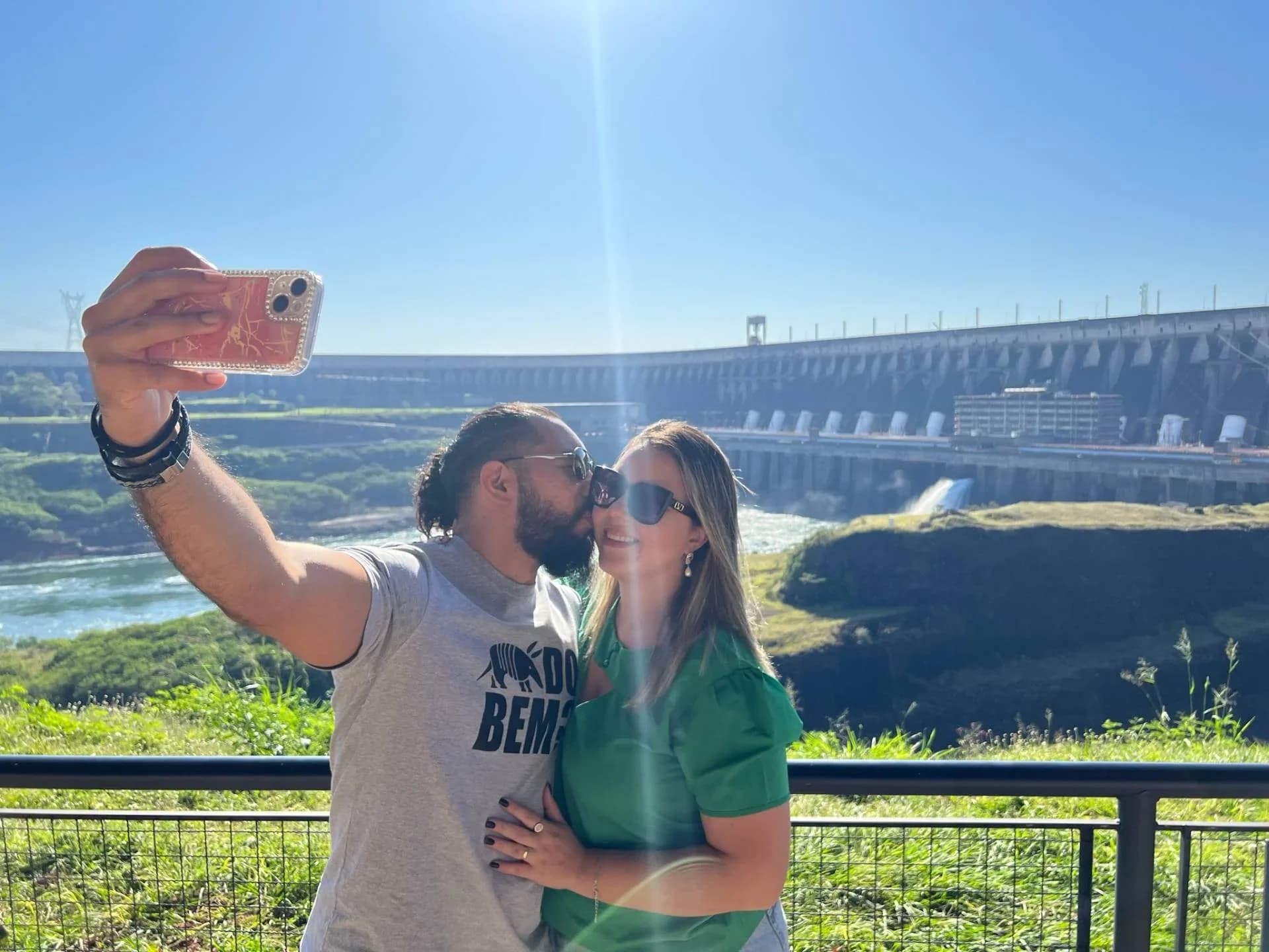 Clientes no mirante panorâmico da Usina de Itaipu Binacional
