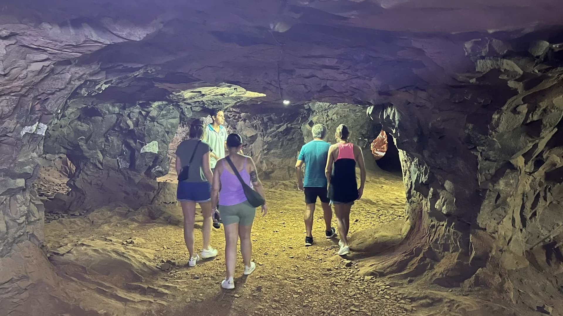 Grupo explorando caverna iluminada nas Minas de Wanda na Argentina